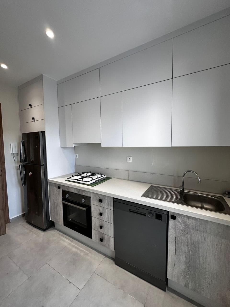 Cuisine equipee blanche et bois gris