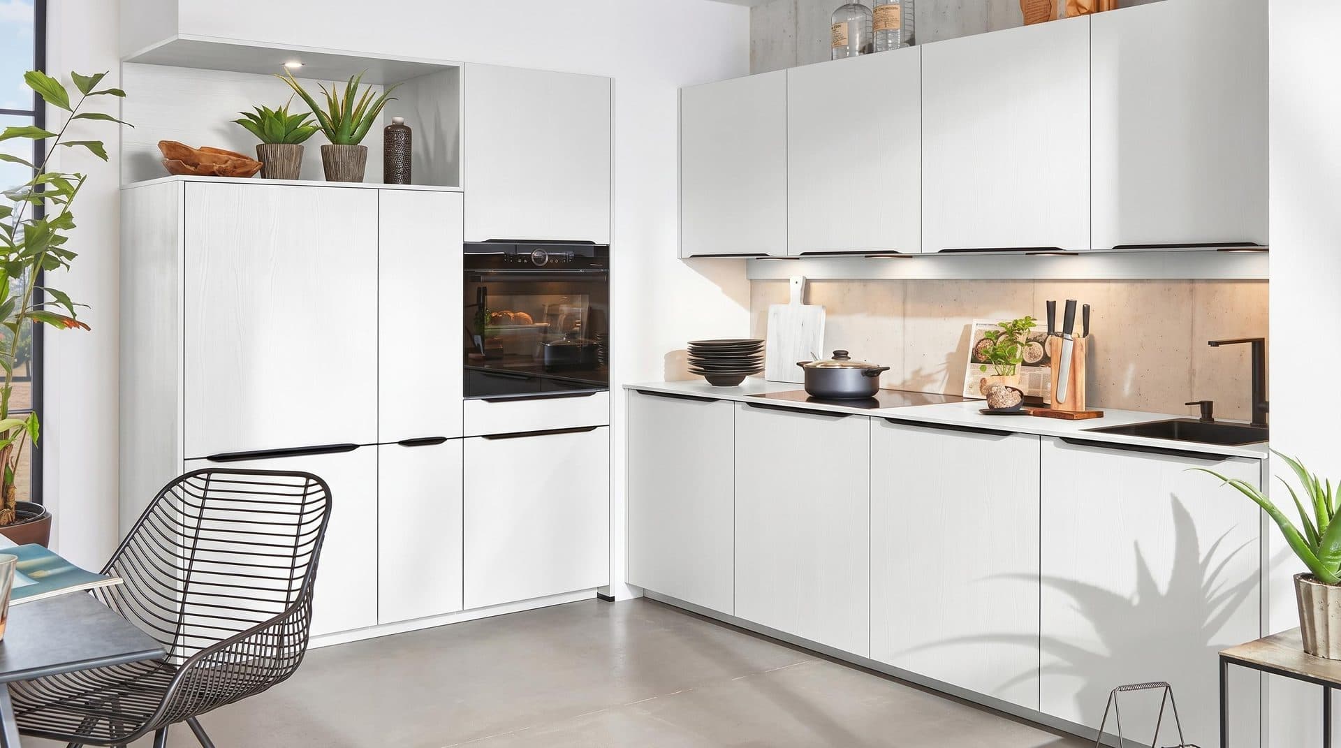 Cuisine blanche moderne avec push-to-open
