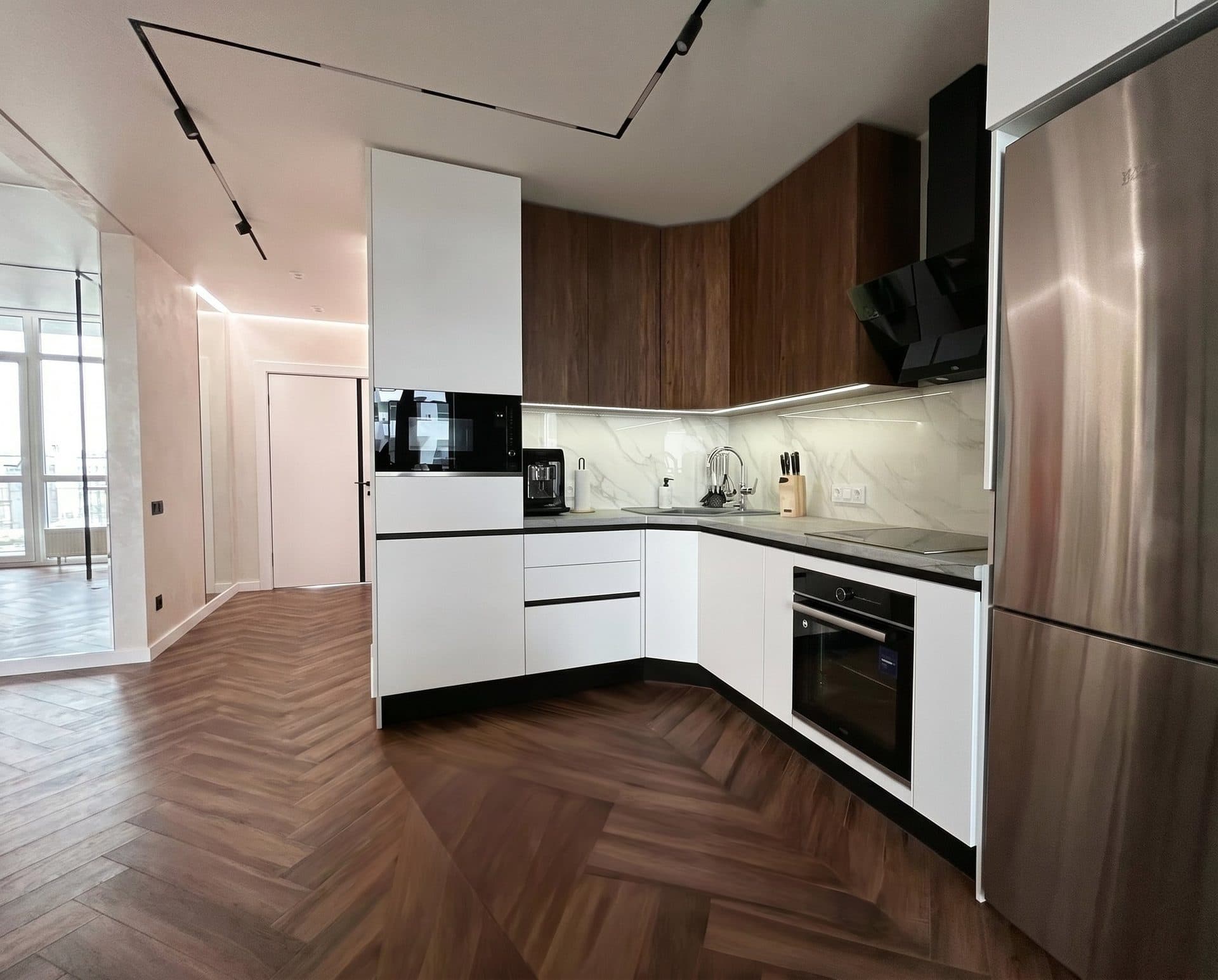 Cuisine d'angle blanche et noyer